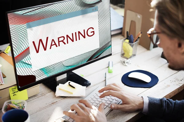 Affärsman som arbetar på dator med varning — Stockfoto