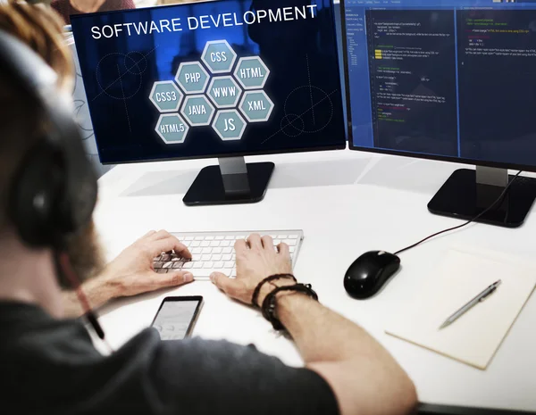 Hombre de negocios que trabaja en la computadora con el desarrollo de software — Foto de Stock
