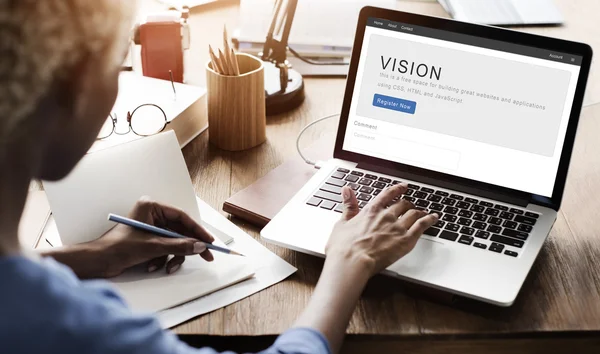 Kvinna som arbetar på laptop med vision — Stockfoto