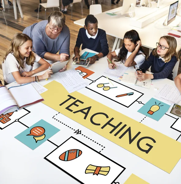 Leraar met groep kinderen — Stockfoto