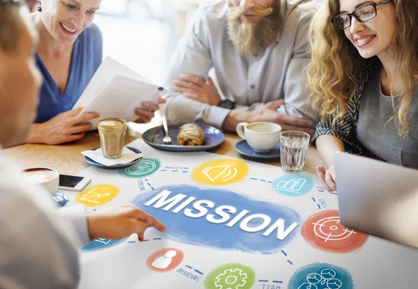 Menschen diskutieren über Mission — Stockfoto