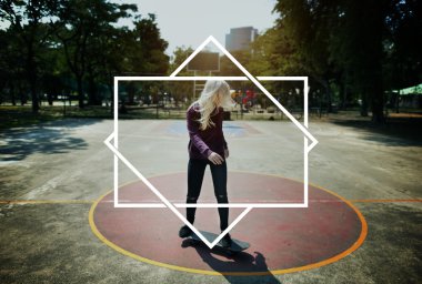 Sarışın kız kaykay binmek