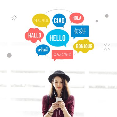 Akıllı telefon tarama şapkalı kadın