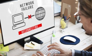 Ağla ilgili bir sorun olan bilgisayarda çalışan iş adamı