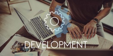 klavyede yazarak adam