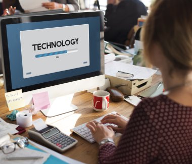 işkadını üstünde bilgisayar teknolojisi ile çalışma