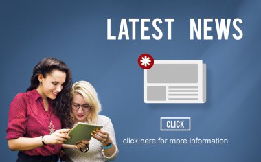 Dijital tablet kullanan kız öğrenciler