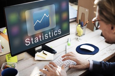 işadamı bilgisayar istatistikleri ile çalışma