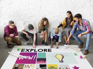 Kattaki insanlar çizim afiş