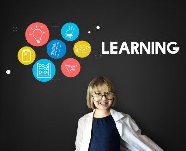 Yeşil yazı tahtası yakınındaki gülümseyen kız