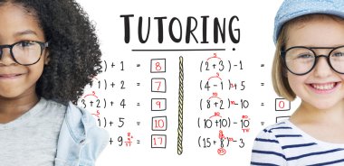 Kızlar gülen ve kameraya bakıyor