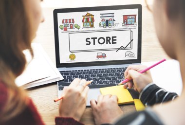 laptop ile çalışan kızlar