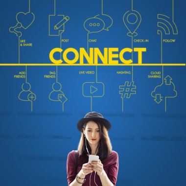 Akıllı telefon tarama şapkalı kadın