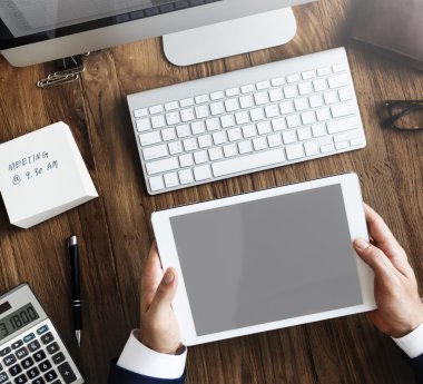 kişi holding dijital tablet