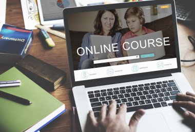 laptop ile işyeri masada çalışan adam