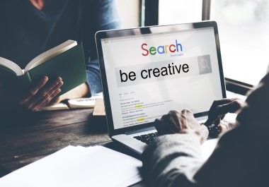 Dizüstü bilgisayarla çalışan adam 