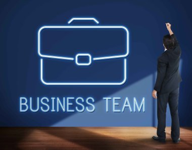 İş adamı duvara yakın duruyor 