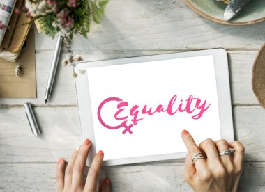 Tablet pc ekran dokunaklı kadın