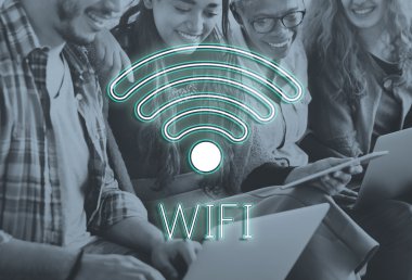 Dijital cihazları olan gençler