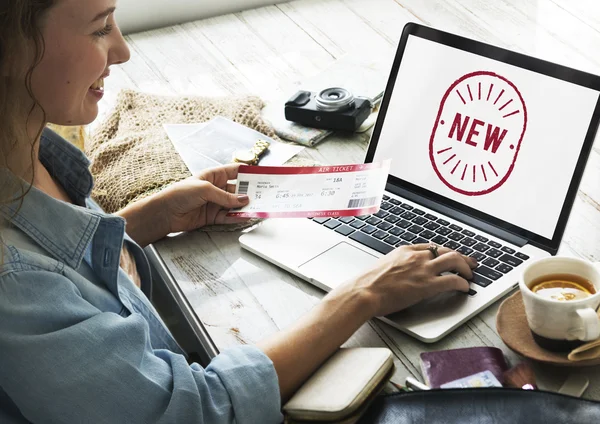 Mädchen mit Flugticket mit Laptop — Stockfoto