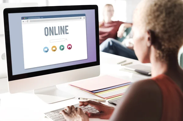 Businesswoman working on computer with Online — Stock Photo, Image