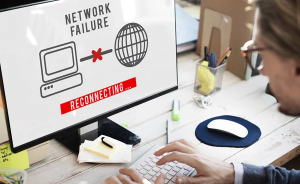 Ağla ilgili bir sorun olan bilgisayarda çalışan iş adamı