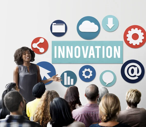 Menschen bei Seminaren mit Innovation — Stockfoto
