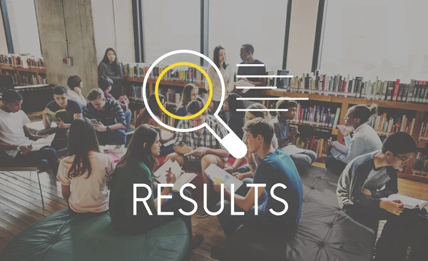 Studenter som läser böcker i biblioteket — Stockfoto
