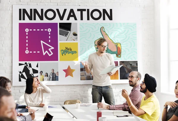 Reunión de negocios con innovación — Foto de Stock
