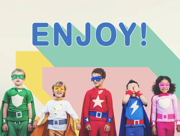 Glückliche fröhliche Superhelden-Kinder — Stockfoto