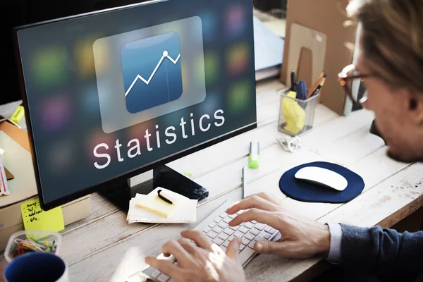 Affärsman som arbetar på dator med statistik — Stockfoto