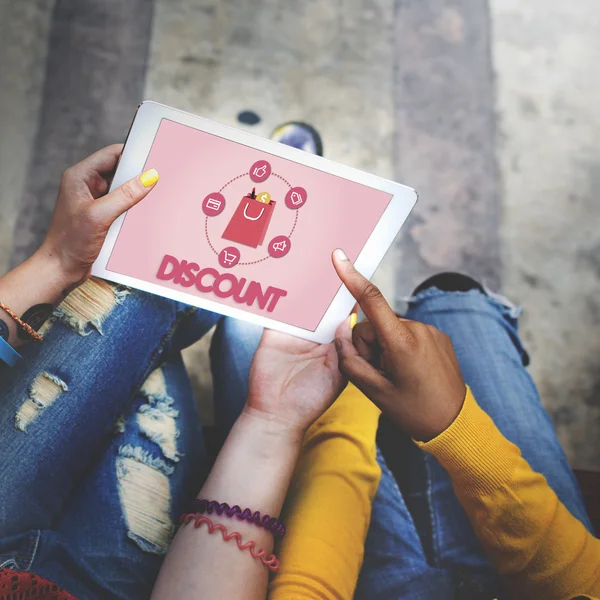 Meisjes studenten met behulp van digitale tablet — Stockfoto