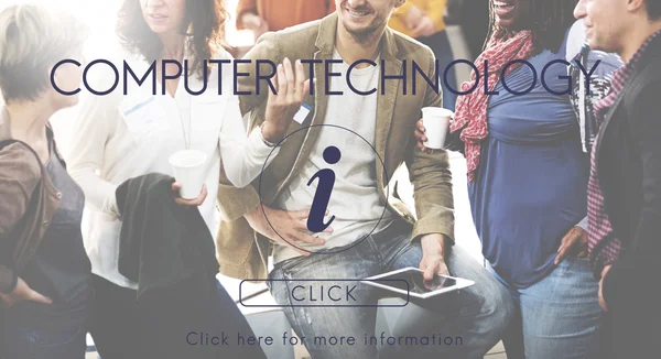 Menschen in der Kaffeepause und Computertechnik — Stockfoto