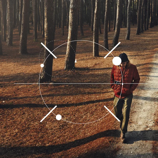 Людина ходить сама в лісі — стокове фото