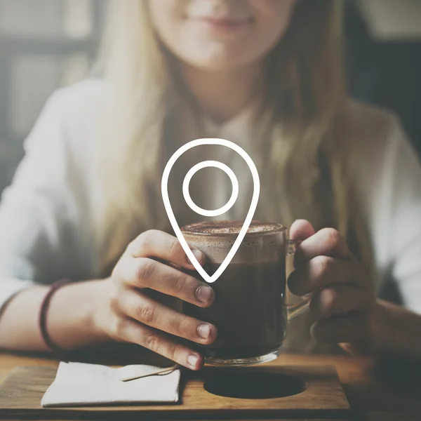 Fille boire une boisson dans le café — Photo