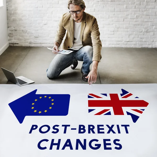 Affärsman som arbetar med Post-Brexit förändringar — Stockfoto