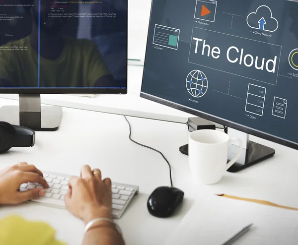 Бизнесмен, работающий на компьютере с облаком — стоковое фото
