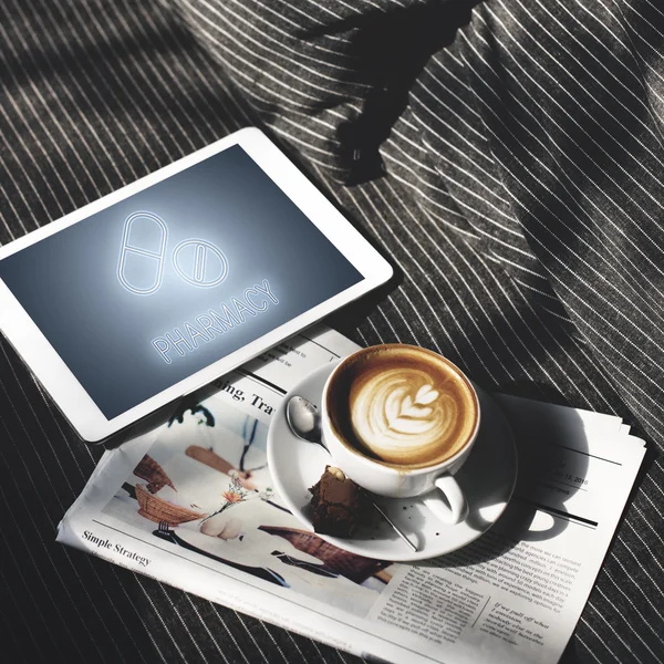 Tableta, café, periódico — Foto de Stock