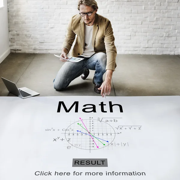 Homem de negócios trabalhando com matemática — Fotografia de Stock