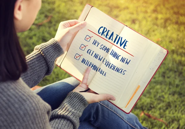 Frau mit Notizbuch — Stockfoto