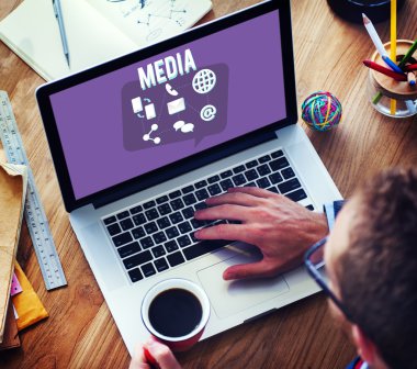 dizüstü bilgisayar kullanan adam