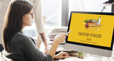 iyi yemek ile monitörde gösterilen kadın