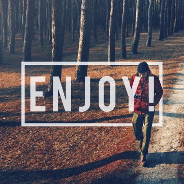 ormanda tek başına yürüyen adam