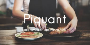 Garson lezzetli akşam yemeği ile