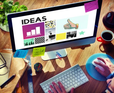 Bilgisayar kullanan adam 