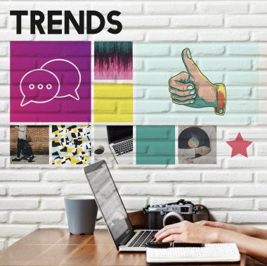 Dizüstü bilgisayarda yazan kadın klavyesi