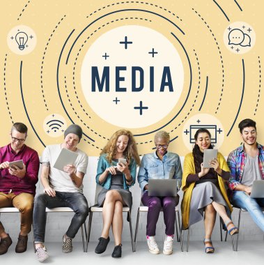 İnsanlar dijital araçları tarama  