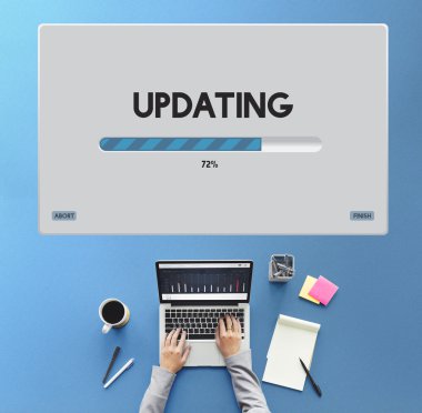 laptop ile çalışan kişi 