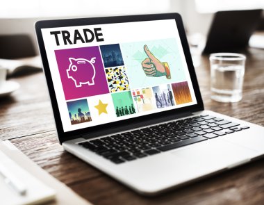 ahşap masa üstünde açılan laptop