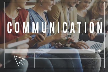 aygıtları ve iletişim ile insanlar oturup